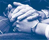 Foto en blanco y azul de dos personas agarrándose las manos 